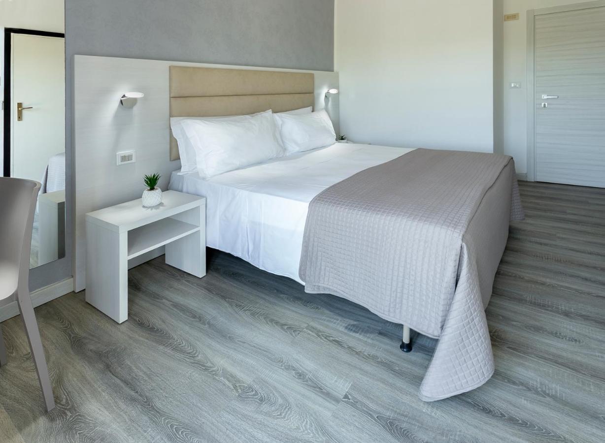 Hotel Zanarini In Centro A Риччоне Екстер'єр фото