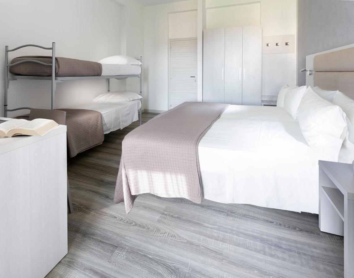 Hotel Zanarini In Centro A Риччоне Екстер'єр фото