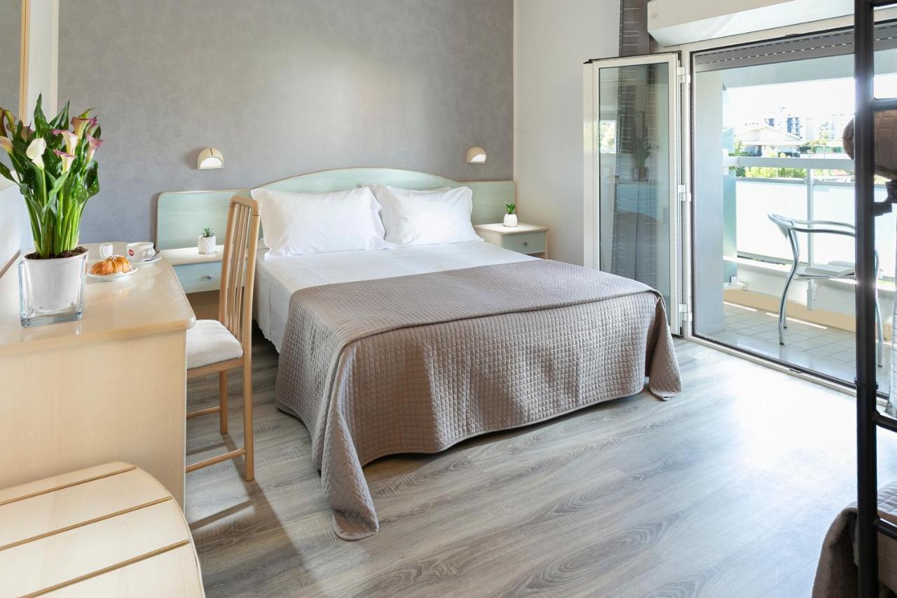 Hotel Zanarini In Centro A Риччоне Екстер'єр фото