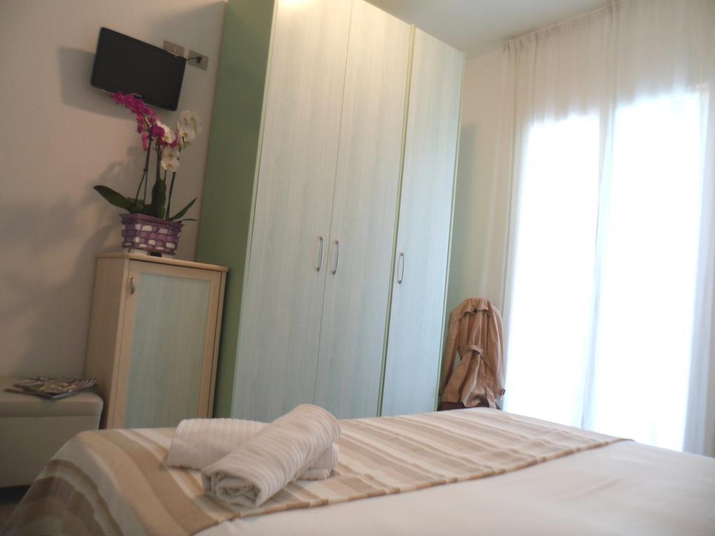 Hotel Zanarini In Centro A Риччоне Екстер'єр фото