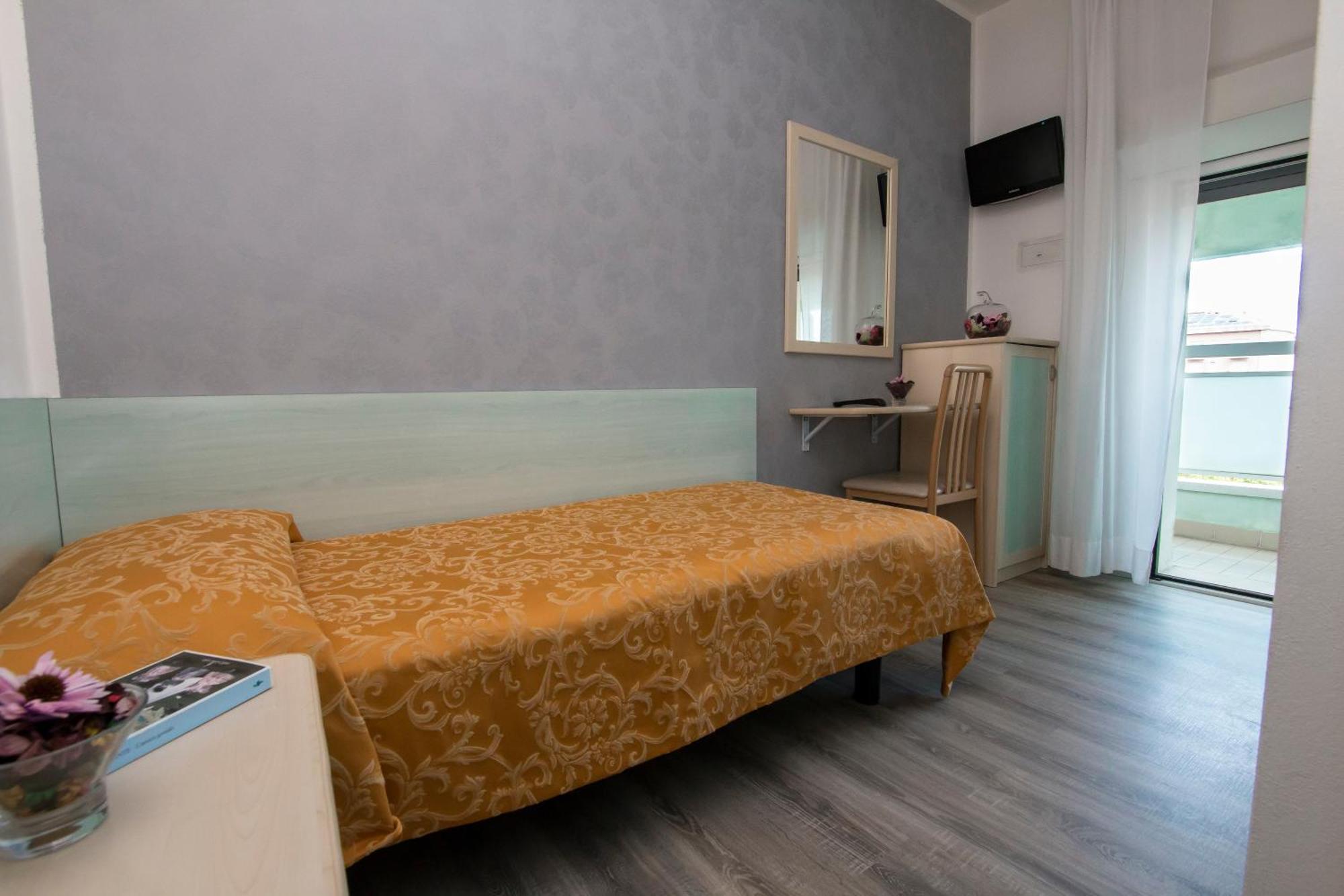 Hotel Zanarini In Centro A Риччоне Екстер'єр фото