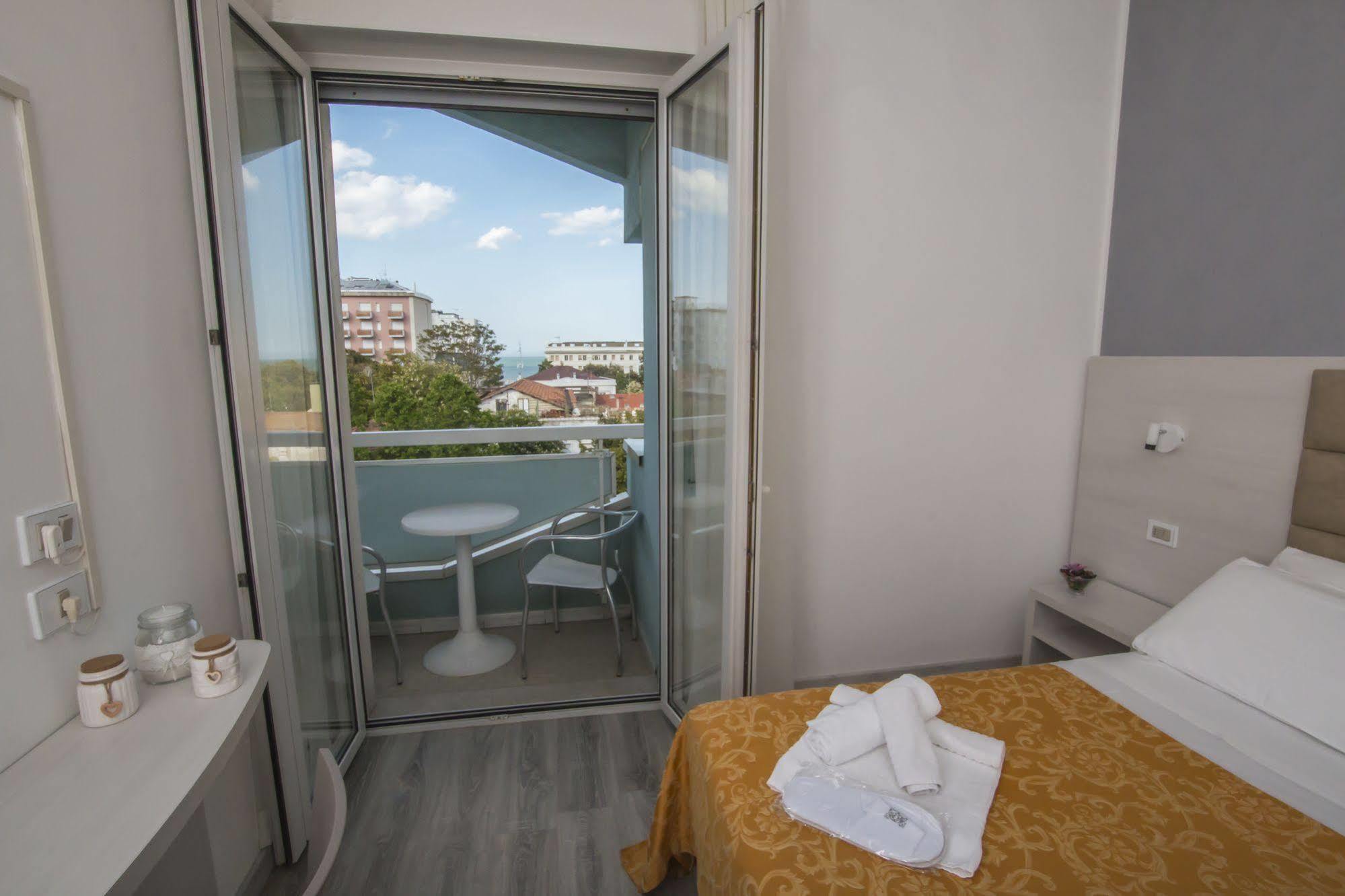 Hotel Zanarini In Centro A Риччоне Екстер'єр фото
