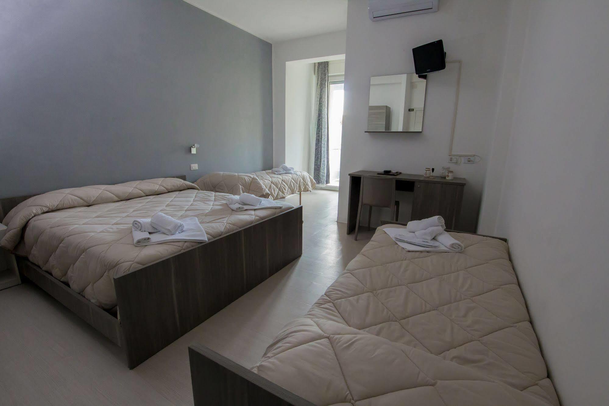 Hotel Zanarini In Centro A Риччоне Екстер'єр фото