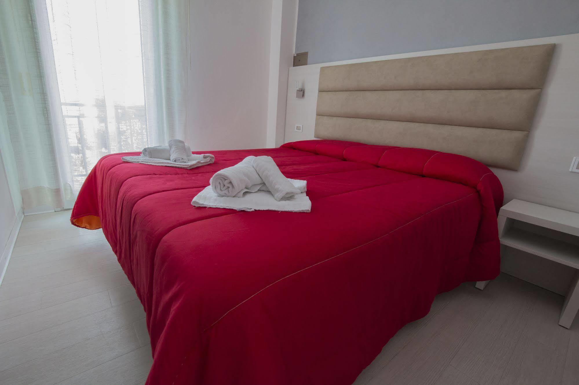 Hotel Zanarini In Centro A Риччоне Екстер'єр фото