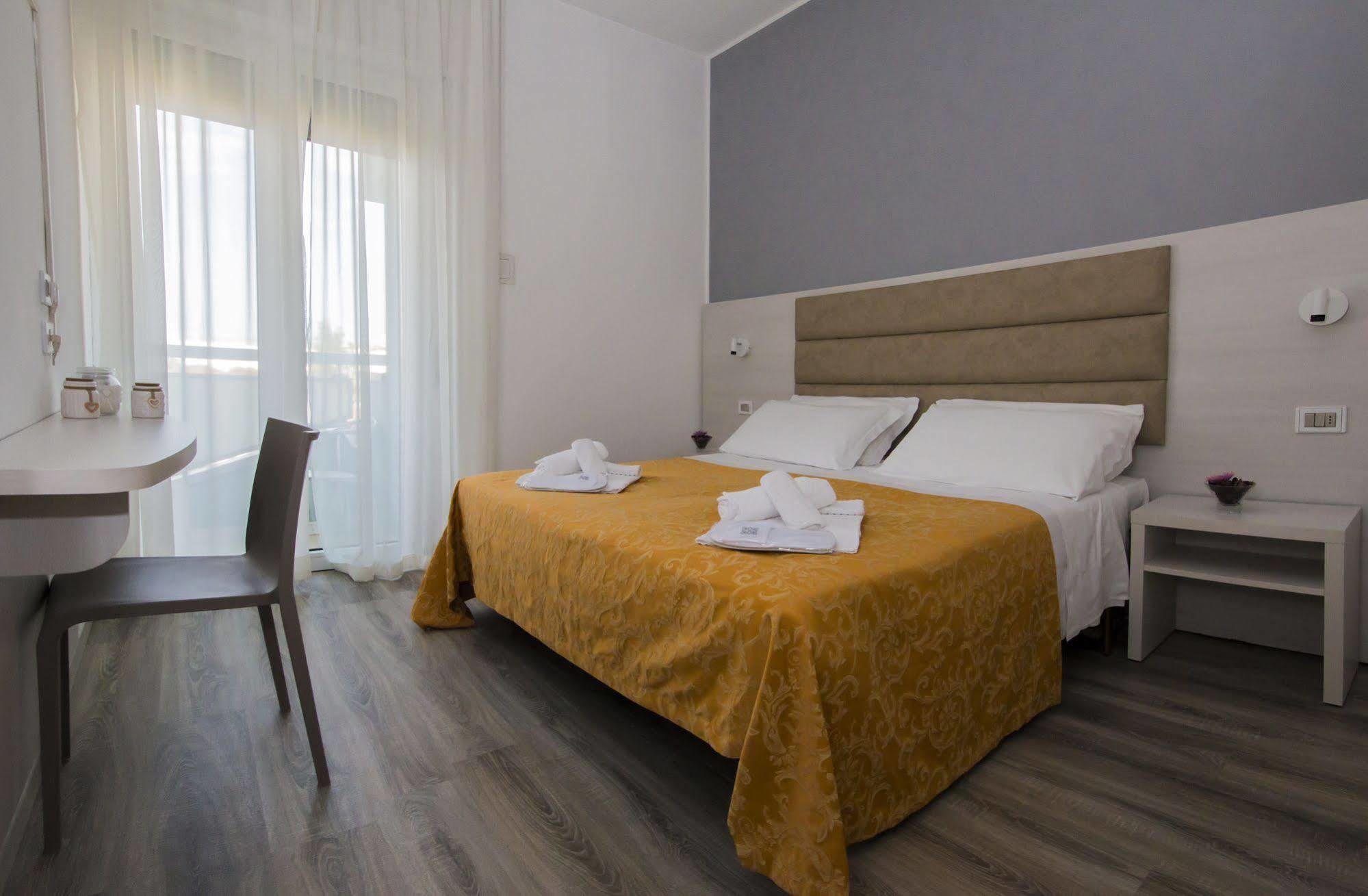 Hotel Zanarini In Centro A Риччоне Екстер'єр фото